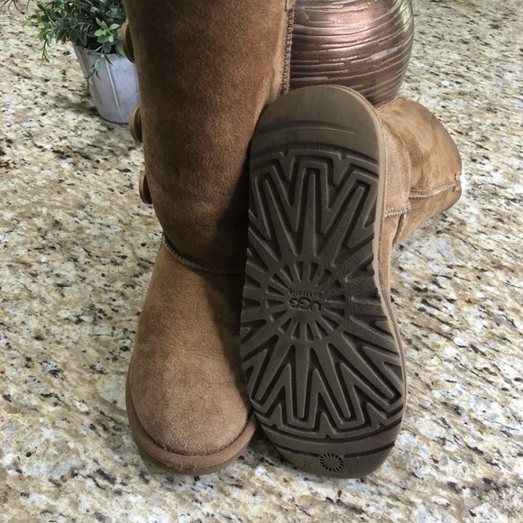 Ugg Australia Bailey Button Triplet Youth Round Toe Suede Tan Winter Boot 2 - Picture 9 of 10